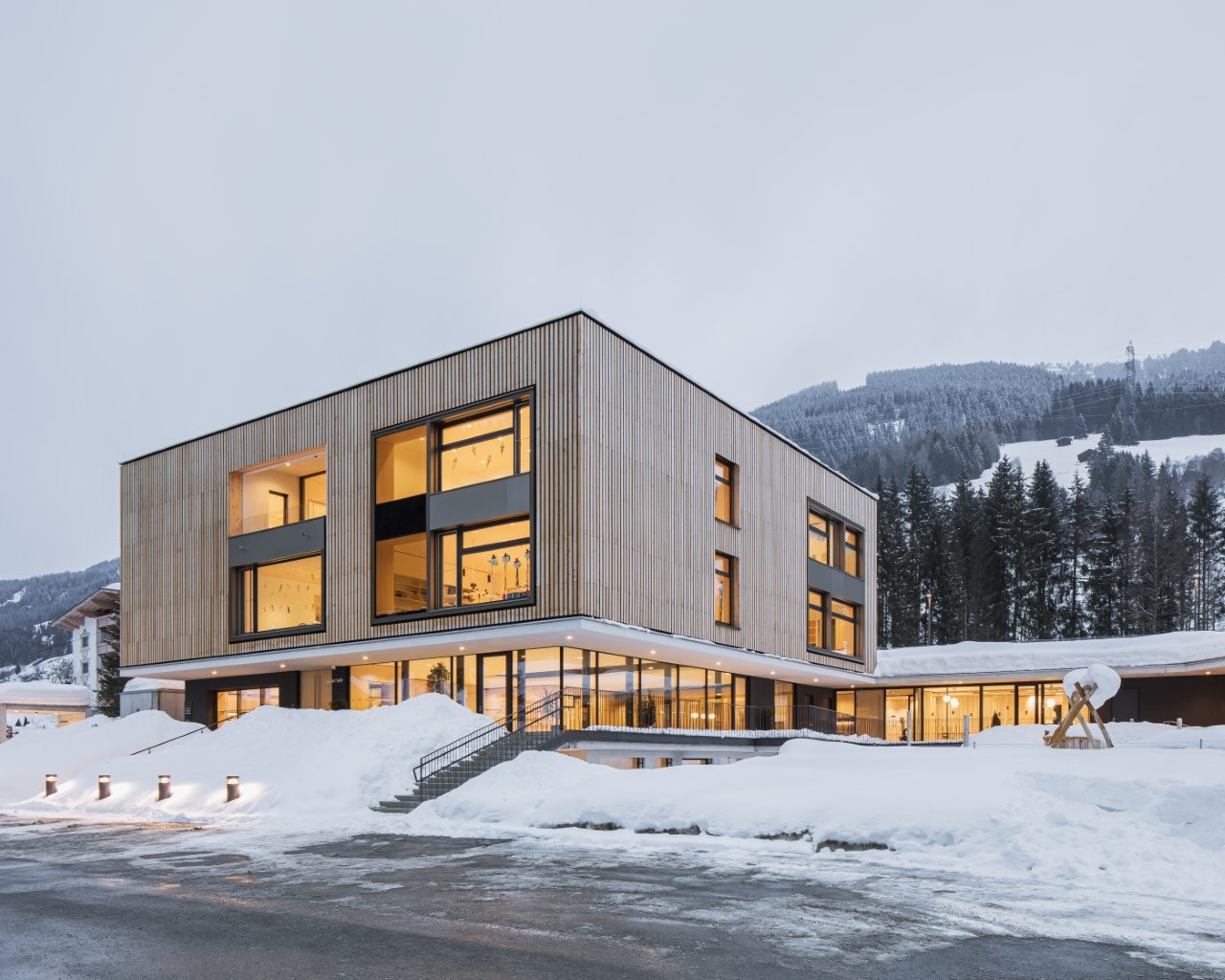 Bildungszentrum bei Abenddämmerung