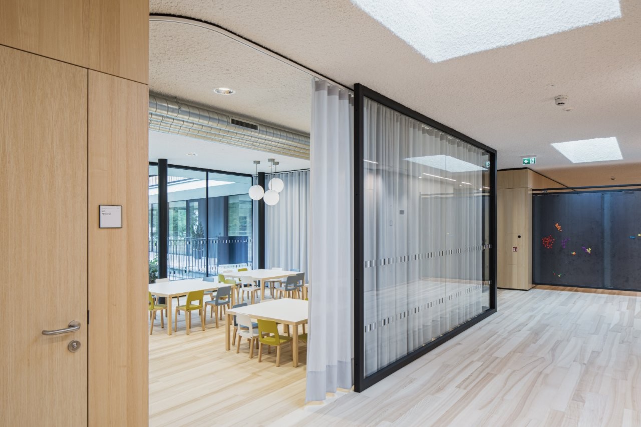 Küche und Gang des Kindergartens