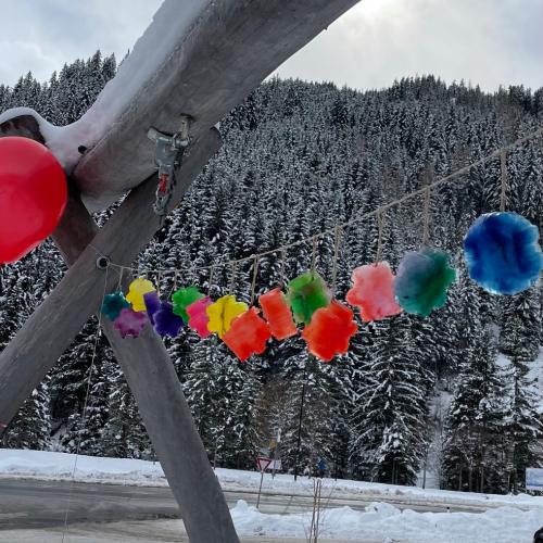 Schnur mit bunten Eiskristallen 