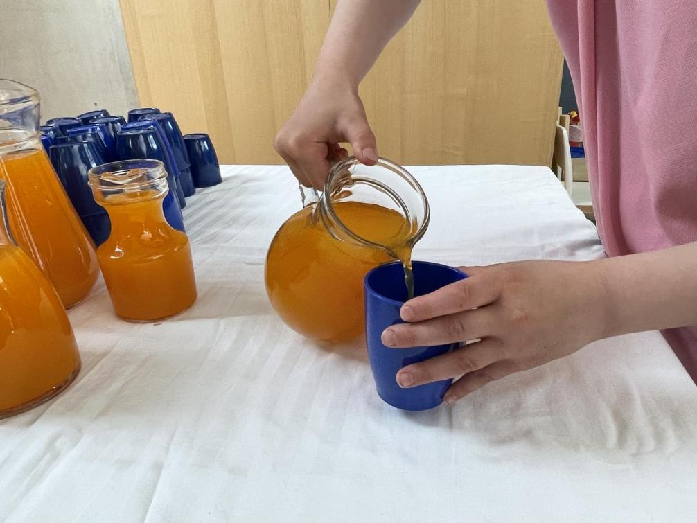 © Lena Daxer | Urheber:in: Lena Daxer Kind beim Saft einschenken