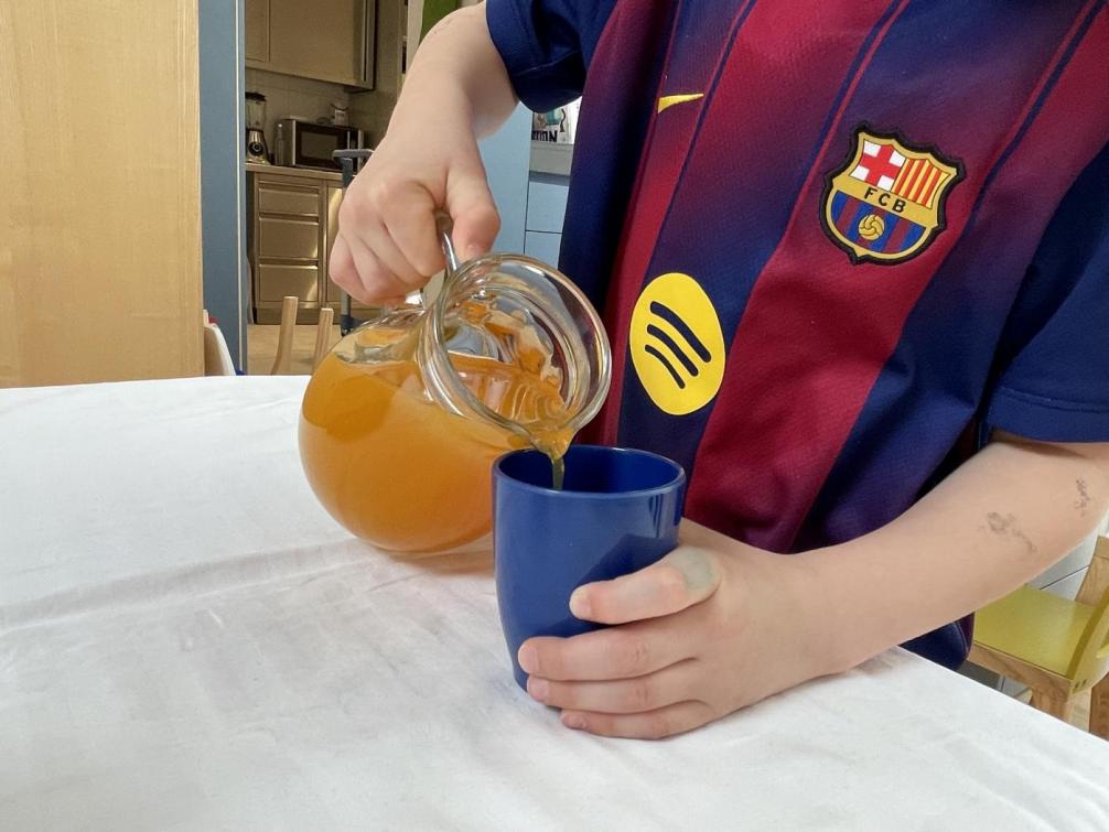 © Lena Daxer | Urheber:in: Lena Daxer Kind beim Saft einschenken