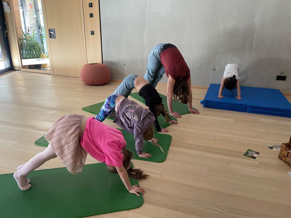 Urheber:in: Lena Daxer Kinder und Assistentin machen Yoga